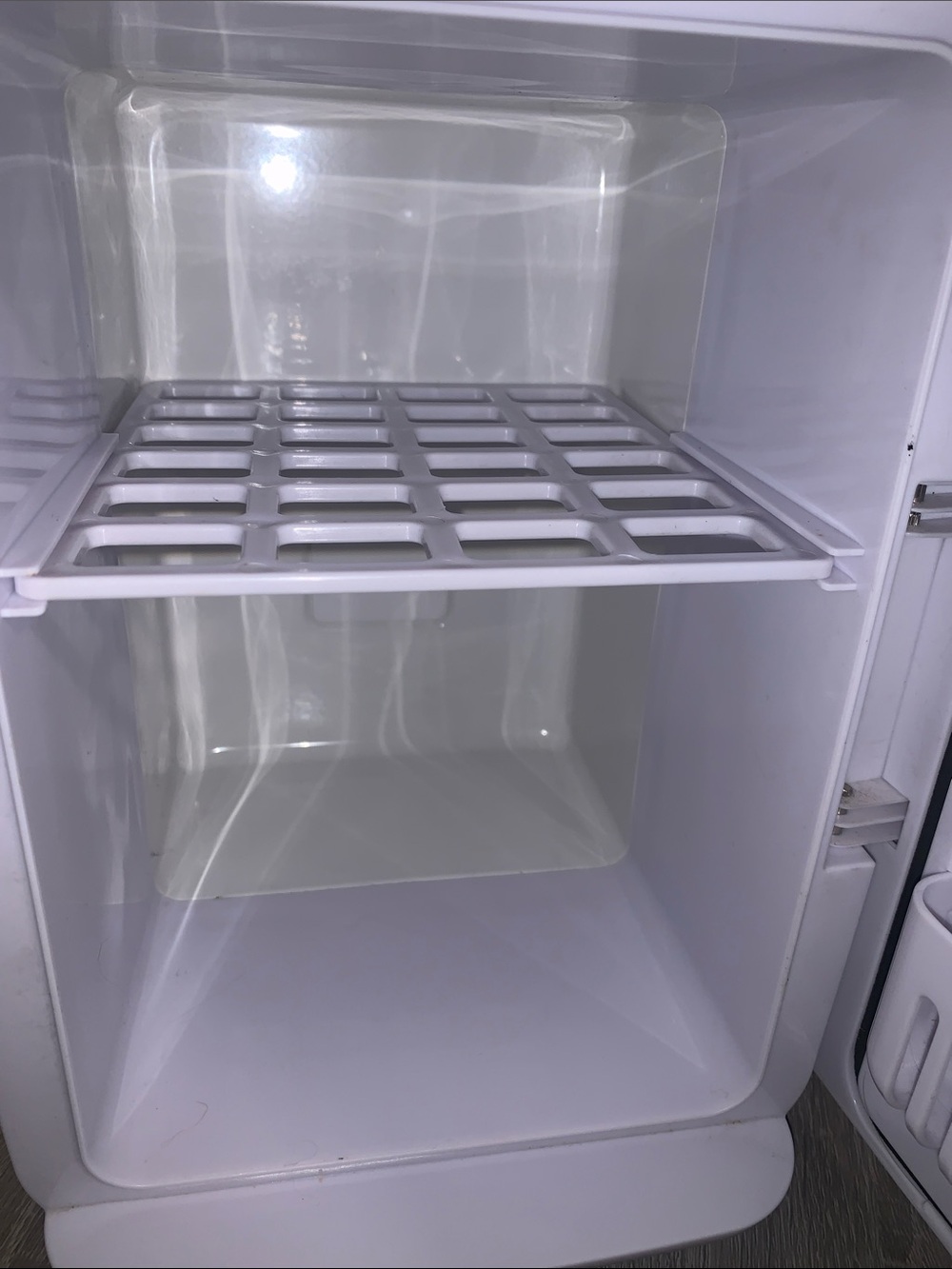 Mini Cosmetic Fridge Tools or Food Storage - Small/refrigerator interior - Picture 2 of 5